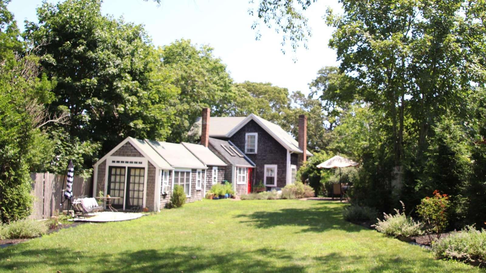 Classic Island Cottage Near Town and Beaches Preview 0