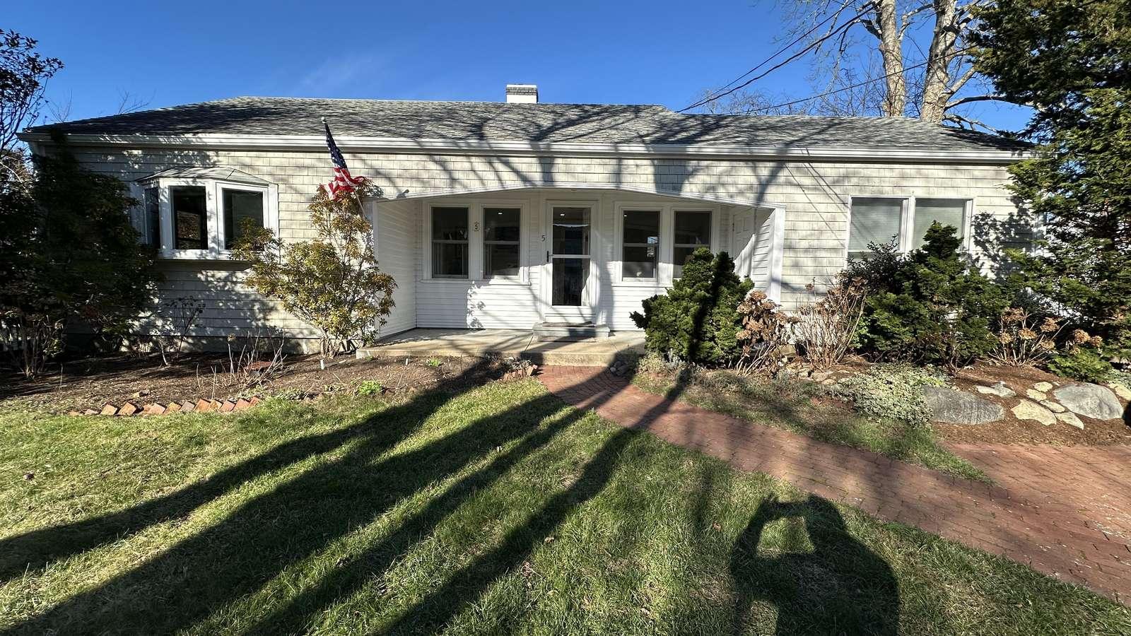 Charming Edgartown Village Cottage Close to Town & Fuller Street Beach Preview 0