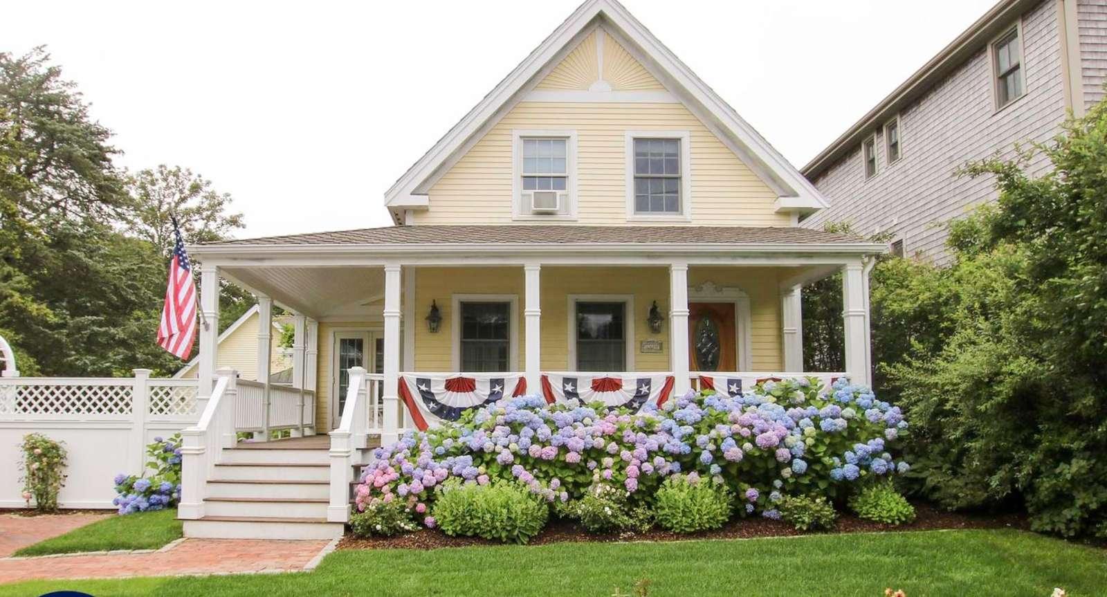 In-Town Edgartown Main House & Guest House with Enclosed Courtyard Preview 0
